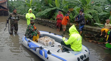 Gerak Cepat, Kapolsek Dukuhturi Iptu Bambang Marsudiyanto Beri Bantuan Warga Terdampak Banjir