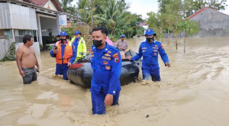 Polres Tegal Sigap Tangani Banjir Kiriman, Evakuasi Warga Terdampak ke Tempat Aman