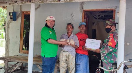 Peduli, Kades Rangi Mulya Beri Bantuan Warga yang Rumahnya Kebanjiran
