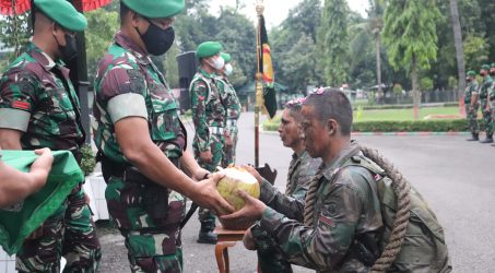 Komandan Yonif 407/PK Pimpin Acara Tradisi Penerimaan Prajurit Baru