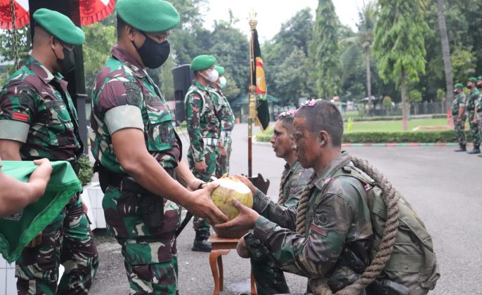 Komandan Yonif 407/PK Pimpin Acara Tradisi Penerimaan Prajurit Baru
