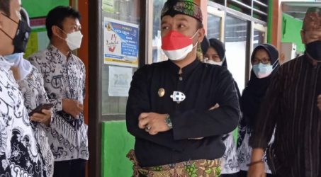 Hari Guru, Wawali Tegal Kunjungi SDN Kaligangsa 3 yang Kebanjiran