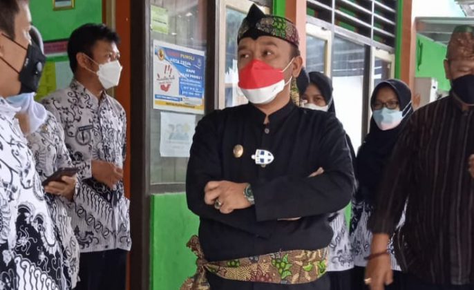 Hari Guru, Wawali Tegal Kunjungi SDN Kaligangsa 3 yang Kebanjiran