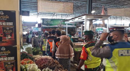 Babinsa Koramil 17 Balapulang Kodim Tegal Beri Imbauan Patuh Prokes di Pasar Tradisional