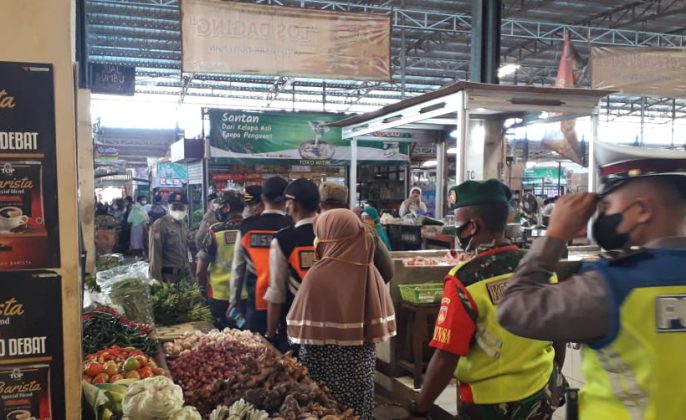 Babinsa Koramil 17 Balapulang Kodim Tegal Beri Imbauan Patuh Prokes di Pasar Tradisional