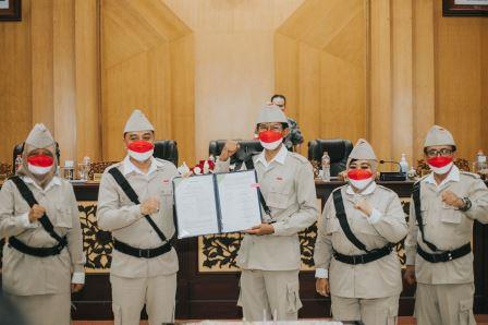 Wali Kota Bersama Pimpinan DPRD seusai penagesahan APBD Kota Surabaya
