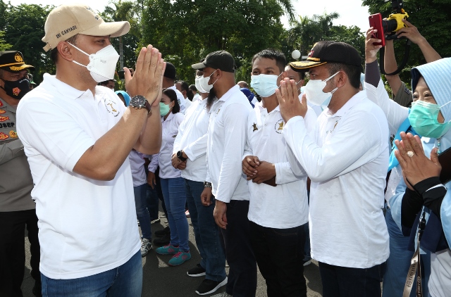 Wali Kota Surabaya Eri Cahyadi saat menyapa para Ketua RT saat mengikuti launching kalimasada didepan balai kota Surabaya