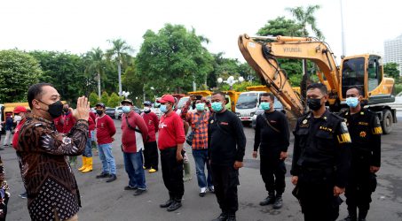 Bantu Kota Batu, Wali Kota Eri Kerahkan 60 Personel dan 3 Alat Berat-5 Dump Truk