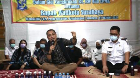 Wali Kota Eri Cangkrukan di Balai RW, Serap Aspirasi dan Langsung Beri Solusi