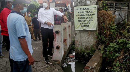 Pantau Saluran Penyebab Genangan di Tambaksari, Wali Kota Eri Beri Solusi