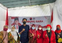 Ketua DPC PDIP Surabaya Adi Sutarwijono saat bersama kaum ibu diperayaan hari ibu