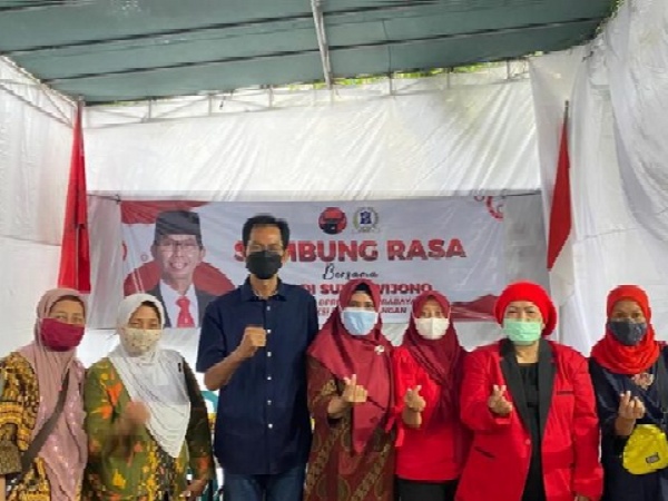 Ketua DPC PDIP Surabaya Adi Sutarwijono saat bersama kaum ibu diperayaan hari ibu