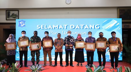 Pemkot Surabaya Beri Penghargaan 10 Kampus Terbaik yang Ramah Lingkungan
