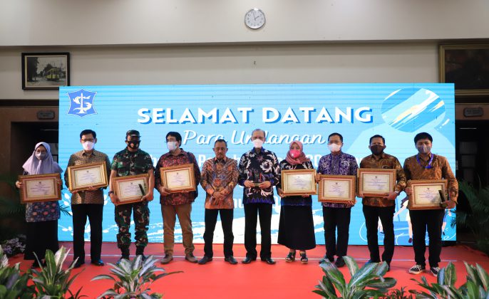 Pemkot Surabaya Beri Penghargaan 10 Kampus Terbaik yang Ramah Lingkungan