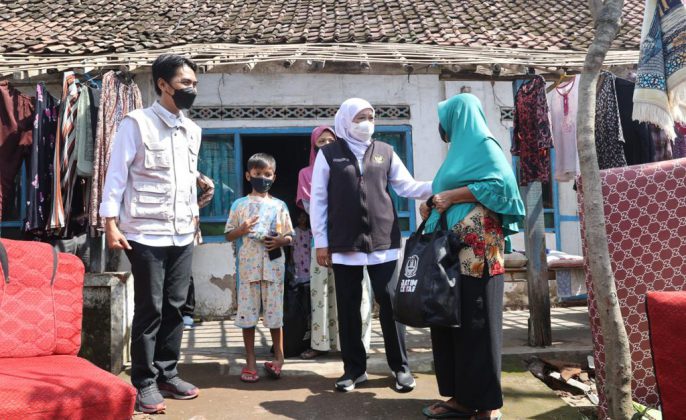 Gubernur Khofifah Gercep Tinjau Dampak Puting Beliung di Madiun, Pastikan Perbaikan Rumah Dipercepat