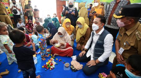 Wali Kota Eri Bersama Ketua PKK Surabaya Keliling Perkampungan Beri Bantuan ke Anak Stunting