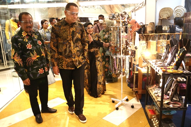 Wali Kota dan Wakil WaliKota Surabaya saat menghadiri pameran UMKM