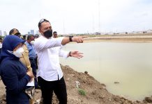 Wali Kota surabaya Eri Cahyadi saat memberikan solusi kepada Kepala Dinas PU terkait masalah banjir