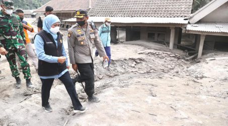 Tinjau Dampak Erupsi Gunung Semeru, Gubernur Khofifah Beberkan Langkah Strategis Proses Evakuasi