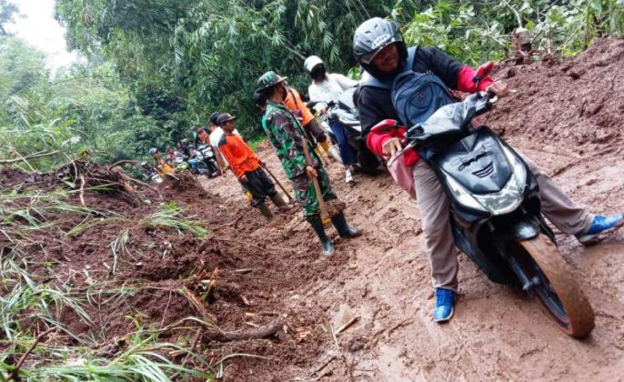 Imbas Tebing Longsor, Jalan Provinsi Salem-Majenang Sempat Lumpuh
