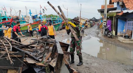 Momen Hari Nusantara, Anggota Kodim Tegal Melaksanakan Aksi Bersih-bersih Pelabuhan