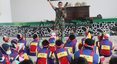 Belajar Outdoor, Siswa TK dan SD Bina Anak Sholeh Kota Tegal Kunjungi Asmil Yonif 407/PK