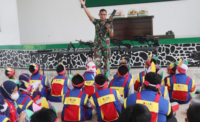 Belajar Outdoor, Siswa TK dan SD Bina Anak Sholeh Kota Tegal Kunjungi Asmil Yonif 407/PK