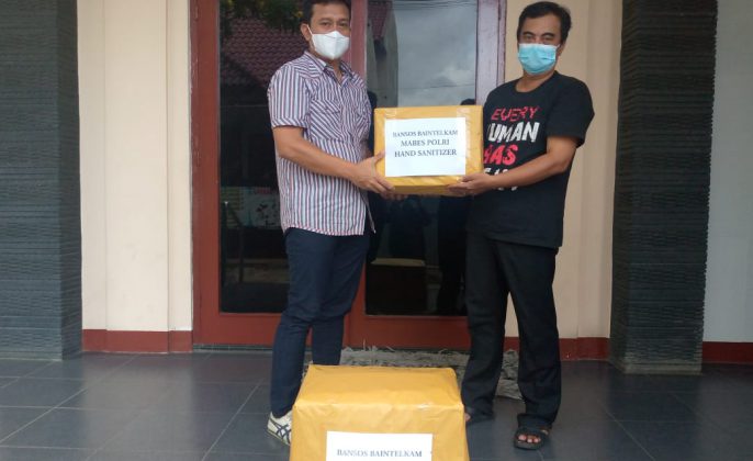 Baintelkam Polri Bagikan Masker dan Handsanitizer untuk PGI Wilayah Jateng