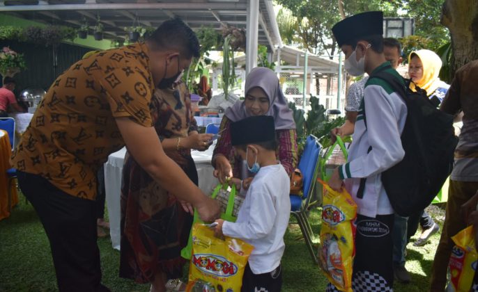 Berbagi Kasih di Hari Natal, Dandim Tegal Beri Santunan Yatim Piatu