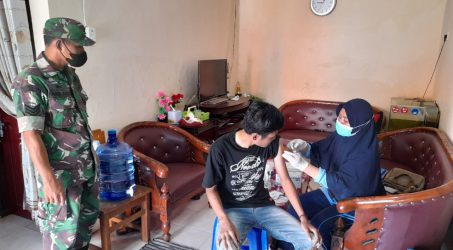 Dengan Cara Humanis, Babinsa Lebaksiu Kodim Tegal Dampingi Warga Melaksanakan Vaksinasi