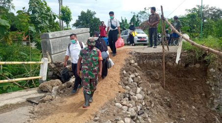 Jembatan Akses Warga Kamal Keluar Masuk Desa Ambrol Tergerus Derasnya Sungai