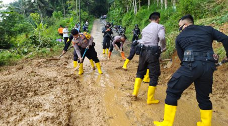 Cepat Tanggap, Polri dan Masyarakat Evauasi Tanah Longsor di Desa Muncanglarang