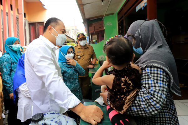 Wali Kota Eri Cahyadi bersama Ketua TP PKK Surabaya, Rini Indriyani turun langsung untuk memberi bantuan dan memotivasi para orang tua yang memiliki anak stunting/Humas Pemkot Surabaya
