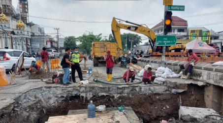 Cegah Genangan di Jalan Kedung Cowek, Pemkot Surabaya Bangun Saluran Terkoneksi ke Laut