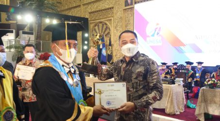 Pemkot Surabaya Terima Anugerah Widya Wiyata Dharma Samya di Dies Natalis ke-57 Unesa