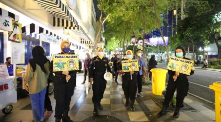 Waspada Varian Omicron, Praja IPDN Sosialisasikan Prokes Ketat di Tunjungan Romansa
