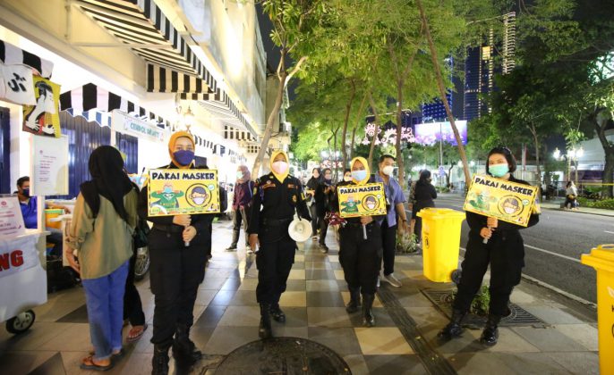 Waspada Varian Omicron, Praja IPDN Sosialisasikan Prokes Ketat di Tunjungan Romansa