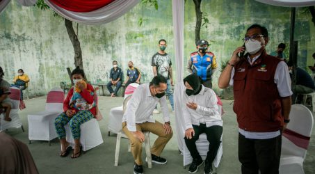 Risma Salurkan Bansos, Eri Cahyadi Gerak Cepat Siapkan Tempat hingga Fasilitas Transportasi