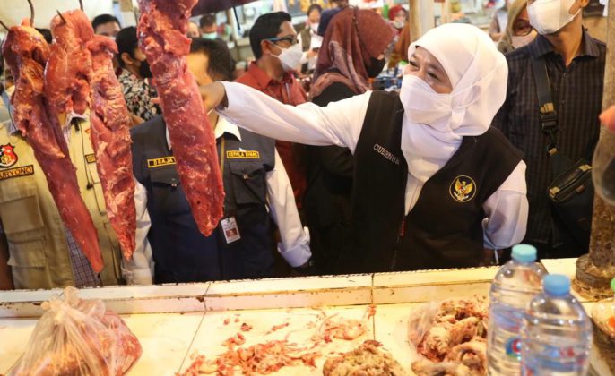 Gubernur Khofifah Sidak Pasar Tambakrejo, Pastikan Stok Bahan Pokok Aman Jelang Nataru