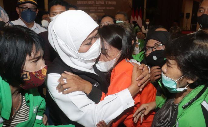Gubernur Khofifah Berbagi Keceriaan dengan Ratusan Driver Ojol Wanita, Komitmen Beri Penguatan Ekonomi
