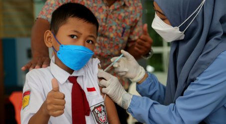 Para Orang Tua di Surabaya Antusias Antarkan Anaknya Divaksin