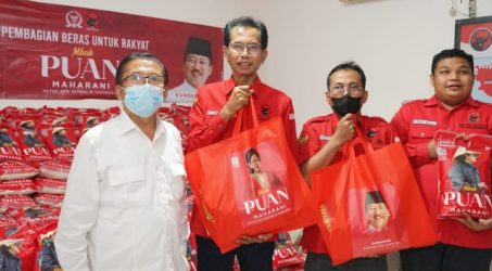 Bambang DH bersama ketua DPC PDIP Surabaya Adi Sutarwijono dan Kader saat menyerahkan beras mbak puan