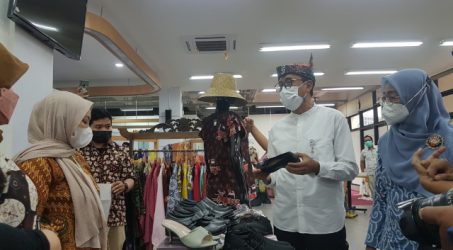 Direktur Utama PDAM Surya Sembada Kota Surabaya Arief Wisnu saat meninjau produk UMKM yang dipasarkan di kantornya