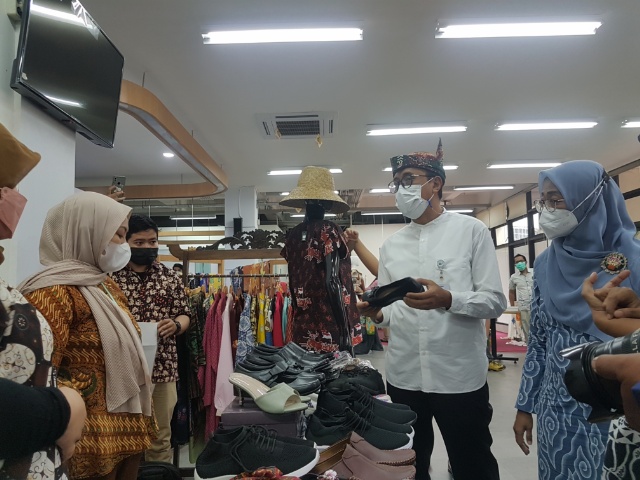 Direktur Utama PDAM Surya Sembada Kota Surabaya Arief Wisnu  saat meninjau produk UMKM yang dipasarkan di kantornya