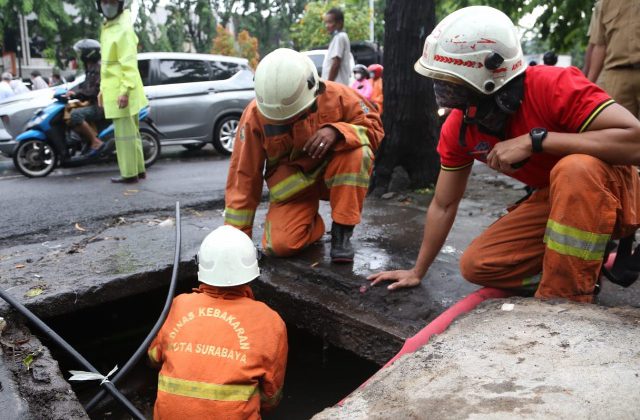 Ini Cara Dinas Kebakaran Atasi Genangan di Surabaya