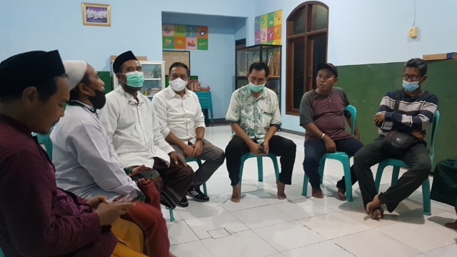 Anas Karno (empat dari kiri) saat menerima aduan para Ketua RT di RW 10 kelurahan Menurpumpungan kecamatan Sukolilo pada Senin Malam (24/01/2022)