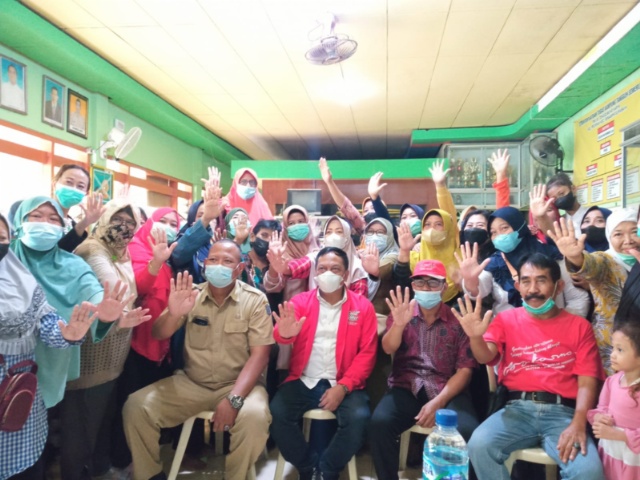 Puluhan kader kesehatan saat m3ngadu ke anggota legislatif Anas Karno