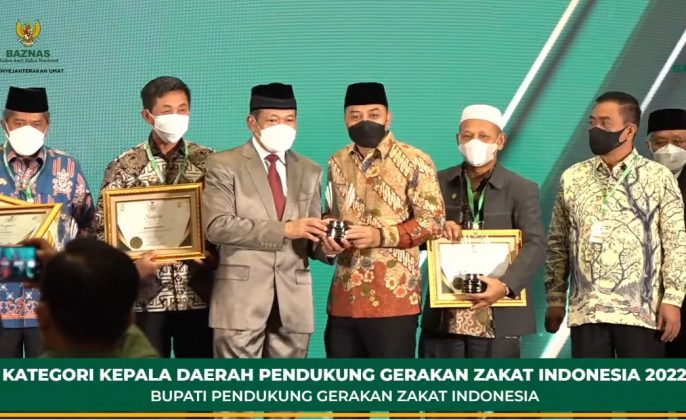 Jihad Melawan Kemiskinan, Cak Eri Terima BAZNAS Award 2022