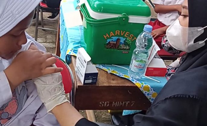 Wali Murid Dampingi Anak Mengikuti Vaksinasi di Sekolah