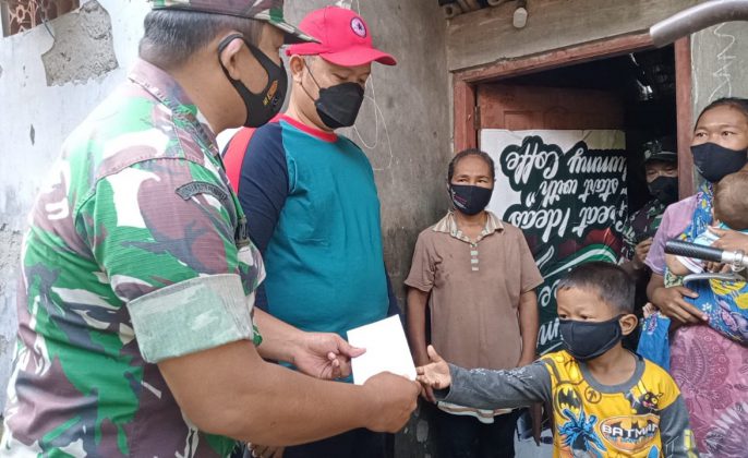 Peduli, Koramil Brebes Beri Bantuan Bocah Pemulung untuk Tabungan Biaya Sekolah